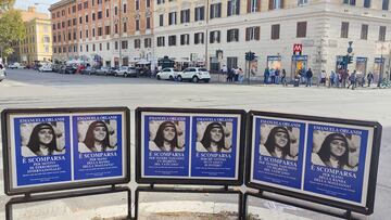 CIUDAD DEL VATICANO (VATICANO), 21/10/2022.- La desaparición de la niña Emanuela Orlandi en 1983 en Roma, aún por esclarecer, resonó este viernes con la reaparición de los carteles con los que se la buscó, como parte de la promoción de una serie de Netflix sobre el caso, "La chica del Vaticano". Para promocionarlo, los aledaños del Vaticano amanecieron con los carteles azules con los que se buscó hace cuarenta años a la joven, aunque en vez de sus rasgos físicos, exponían su foto y una serie de preguntas, como "¿Desapareció por conocer un secreto del Vaticano?". EFE/ Álvaro Padilla Roma
