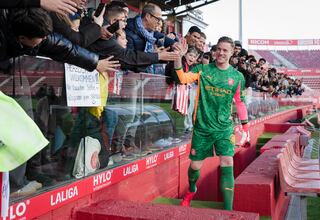 El tierno momento entre ter Stegen y la mascota del Girona