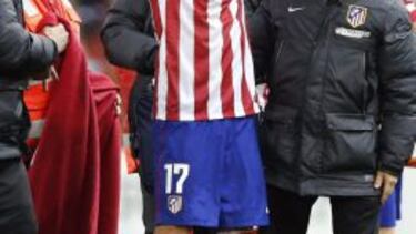 Manquillo atendido por las asistencias médicas tras su caída.