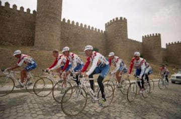 Junto a la muralla de Ávila con su equipo.