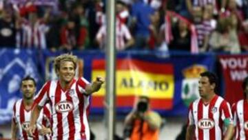 <b>UN GOL CON SABOR A CHAMPIONS. </b>Forlán, junto al resto de sus compañeros, celebra el gol ante el Valencia que dio la victoria al Atlético.
