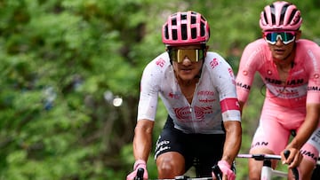 EF Education - EasyPost's Ecuadorian rider Richard Carapaz (L) and UAE Team Emirates XRG's Mexican rider Isaac Del Toro wearing the pink jersey of overall leader (Maglia Rosa) ride on the ascent of the Colle Delle Finestre during the 20th stage of the 108th Giro d'Italia cycling race 205kms from Verres to Sestriere on May 31, 2025. (Photo by Luca Bettini / AFP)