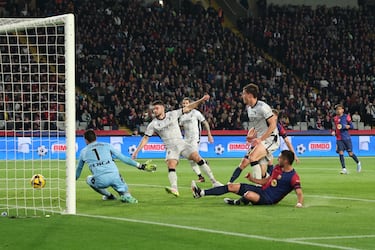 1-0. Gran jugada azulgrana. Taconazo de Frenkie de Jong para Álex Balde, centra raso y Ferran Torres, atento, anota el primer gol.