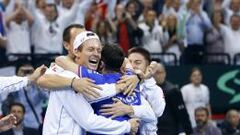 Radek Stepanek se abraza junto al resto del equipo de la Rep&uacute;blica Checa. 