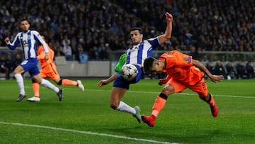 Marcano intenta evitar un cabezazo de Firmino, del Liverpool.