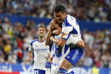 Zapater celebra con Mollejo el 1-0.