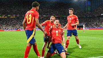 Spain's midfielder #08 Fabian Ruiz celebrates with teammates after scoring his team's second goal during the UEFA Euro 2024 round of 16 football match between Spain and Georgia at the Cologne Stadium in Cologne on June 30, 2024. (Photo by Alberto PIZZOLI / AFP)