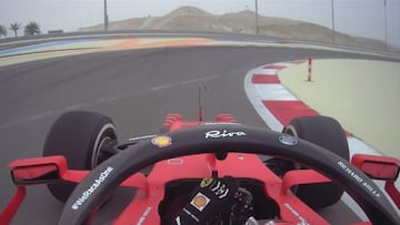 Sainz con el Ferrari en Bahréin.