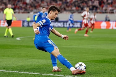 1-2. Arda Güler, desde la banda derecha, cuelga el balón para la cabeza del delantero francés que remata y supera a Kostas Tzolakis.