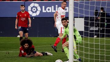 Aridane Hernández con Sergio Herrera ante el Sevilla.