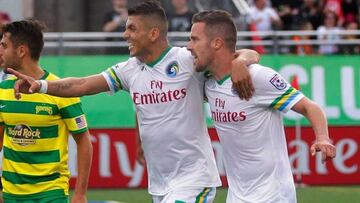 Yasmani Duk (al medio) es delantero del New York Cosmos de la NASL, la liga de menor renombre de EEUU.