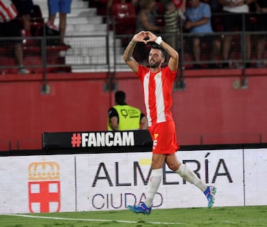 Cuatro veces ha estado también Centelles, en los onces. El lateral es un filón tanto en defensa, como en ataque. Este curso ha anotado dos goles que valieron dos puntos. En marzo cumplió 100 partidos con el Almería y quiere poner la guinda a su temporada con un ascenso.