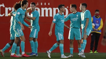 Los jugadores del RM Castilla celebran un gol. 