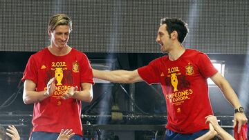 Torres y Juanfran, en la celebración de la Eurocopa 2012.