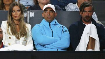 Goran Ivanisevic observa un partido de su pupilo Tomas Berdych en el Abierto de Australia junto a la esposa del tenista, la modelo Ester Satorova.