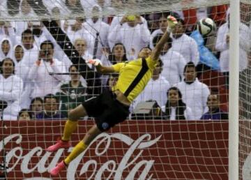El portero salvadoreño intenta atajar el tiro de Guardado.