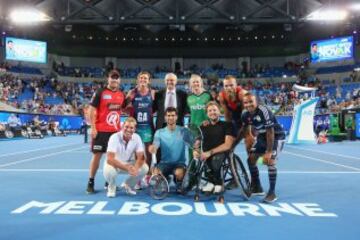 El seis veces campe車n del Abierto de Australia, Novak Djokovic, ha presentado un espect芍culo de tenis y entretenimiento en v赤speras del primer Grand Slam del a?o en el Margaret Court Arena para recaudar fondos para su Fundaci車n, que apoya la educaci車n preescolar de calidad para los ni?os.