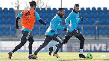 Hazard, entre Isco y Valverde, en el último entenamiento del Real Madrid.