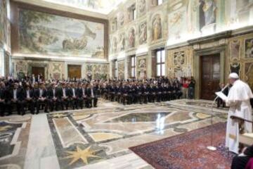 Papa Francisco habla delante de los equipos de fútbol de Argentina e Italia, durante una audiencia privada en el Vaticano, 13 de agosto de 2013. Argentina jugará contra Italia en un partido de fútbol amistoso el 14 de agosto en honor del Papa Francisco.