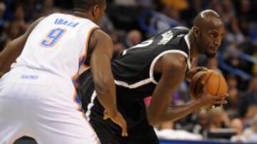 Kevin Garnett, defendido por Serge Ibaka.