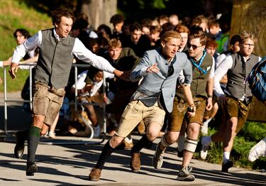 Los visitantes del Oktoberfest 2025 se apresuran desde las entradas hacia las carpas de cerveza a primera hora de la mañana.