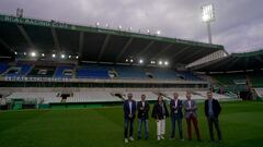 Las autoridades del Ayuntamiento de Santander y del Racing, en El Sardinero.