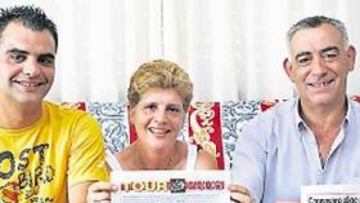 <b>ORGULLOSOS. </b>Su hermano (Jonathan), su madre (Carmen) y su padre (Servando) posan para AS.