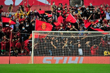 Desde el año 1922, al Mallorca se le conoce como “el equipo bermellón” y a sus aficionados como bermellones, debido al color rojo oscuro de su equipación. Hasta ese momento, el Mallorca solía vestir de negro. El presidente Adolfo Vázquez Masqué decidió dar un cambio a la vestimenta para que el equipo llevase los colores que usaba la selección española en aquella época. La palabra bermellón procede del catalán “vermelló”, que se utiliza para designar un color rojo anaranjado semioscuro. Actualmente el Mallorca juega en Primera División y destaca su conquista de la Copa del Rey en 2003 y el subcampeonato contra el Barça de Van Gaal en 1997 tras perder en penaltis.