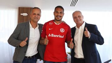 BRA01. PORTO ALEGRE (BRASIL), 12/08/2018.- Fotograf&iacute;a cedida por el club Internacional de Brasil del futbolista peruano Paulo Guerrero (c) posando acompa&ntilde;ado por el vicepresidente de f&uacute;tbol del club Roberto Melo (i) y el presidente Ma