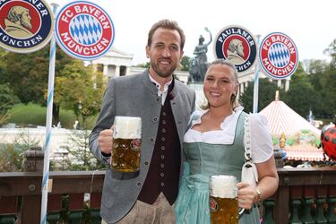 Soccer Football - Bayern Munich players attend Oktoberfest - Munich, Germany - October 5, 2025 Bayern Munich's Harry Kane with his wife Katie Goodland during their visit to Oktoberfest  Pool via Reuters/Alexander Hassenstein
