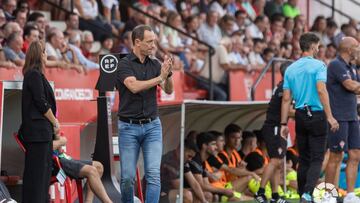 Etxeberria aplaude una acción de sus jugadores durante el partido ante el Sporting.