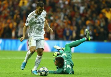 Eden Hazard, en una ocasión clarísima y con la portería vacía, mandó el balón al larguero tras deshacerse de Fernando Muslera.