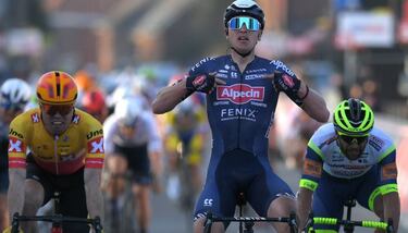 Van der Poel ayuda con el manillar roto a que gane Merlier