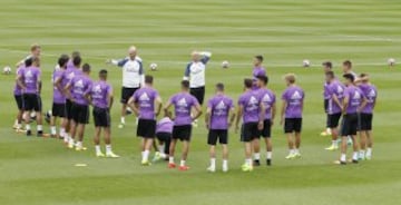 Zidane charla con el grupo. 