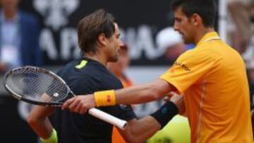 Djokovic saluda a Ferrer tras vencerle en semifinales.
