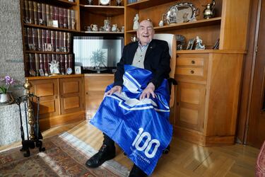 Javier Berasaluce hizo el saque de honor previo al Alavés-Real Madrid en enero de 2021. Era la noche en la que el equipo vasco celebraba su Centenario. Y Berasaluce unía la historia de ambos clubes, porque defendió ambas porterías. En el Real Madrid integró el equipo de las cinco primeras Copas de Europa, aunque apenas aparece en los registros, porque vivió a la sombra de Juanito Alonso y Rogelio Domínguez. Su actuación, sin embargo, sí fue decisiva en el desempate de la eliminatoria contra el Rapid de Viena en 1956. Antes, entre 1951 y 1955, había jugado en el Alavés, el club de su ciudad. Y después lo hizo en el Racing de Santander, donde colgó las botas en 1963. Berasaluce falleció el 8 de febrero, a los 91 años de edad. 