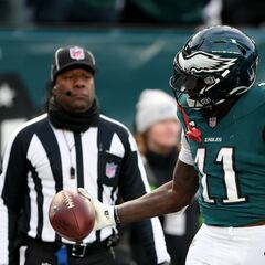 Alternate officials sprint in to break up brawl in Commanders-Eagles clash