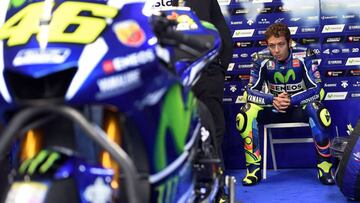 Valentino Rossi en el box de Yamaha en Australia.