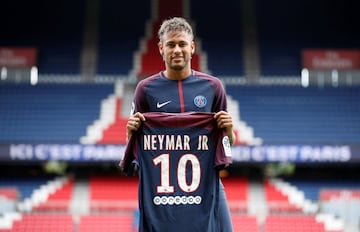 Neymar presented at PSG.