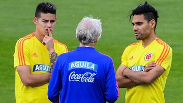 Falcao, James y Pekerman hablan durante la práctica previo a la despedida de la Selección Colombia en Bogotá