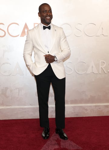 Sterling K. Brown posa en la alfombra roja del Dolby Theatre.