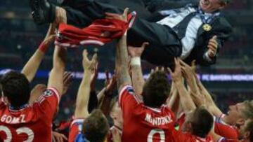Heynckes es manteado por los jugadores del Bayern tras ganar la Champions.