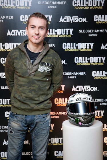 Jorge Lorenzo estrena casco de Call of Duty: Advanced Warfare