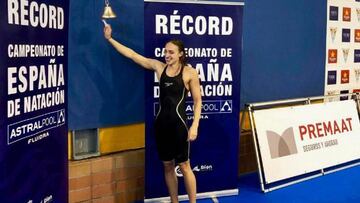 Lid&oacute;n Mu&ntilde;oz toca la campana tras batir el r&eacute;cord de Espa&ntilde;a de los 50 metros libres en los Campeonatos de Espa&ntilde;a de Nataci&oacute;n de Barcelona.