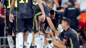 El delantero portugu&eacute;s de la Juventus, Cristiano Ronaldo, reacciona tras ser expulsado del primer partido de la fase previa de la Liga de Campeones, disputado frente al Valencia 