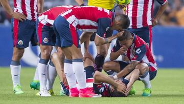 Sólo 11 minutos le duró el Clásico Tapatío al zaguero central de Chivas, tras sentir una molestia en la parte posterior del muslo izquierdo.
