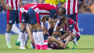 S&oacute;lo 11 minutos le dur&oacute; el Cl&aacute;sico Tapat&iacute;o al zaguero central de Chivas, tras sentir una molestia en la parte posterior del muslo izquierdo.