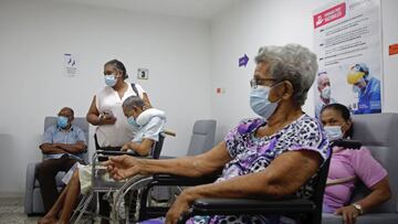 FOTODELD&Iacute;A -AME9938. CARTAGENA (COLOMBIA), 06/03/2021.- Adultos mayores esperan a recibir la vacuna contra la Covid-19 hoy, en el Hospital Universitario del Caribe, en Cartagena (Colombia). M&aacute;s de 60.000 muertos, cerca de 2,3 millones de con