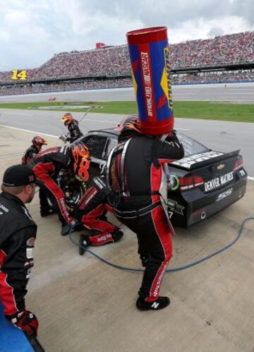 Carrera en la pista de Talladega en Alabama, uno de los óvalos más rápidos y largos de la temporada con más de 4,1 km. En dicha pista, como en Daytona, las velocidades son muy altas, debido tanto a su longitud como a sus peraltes; por tanto en todas las categorías se le colocan dos placas restrictoras de velocidad, sobre todo en la boca del carburador, impidiendo que el motor desarrolle más caballaje dejando a los vehículos con la mitad de la potencia de los motores.