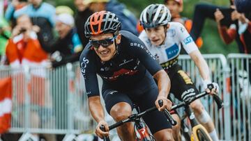 Richard Carapaz compite con el maillot Castelli del equipo Ineos durante el Tour de Francia 2021.